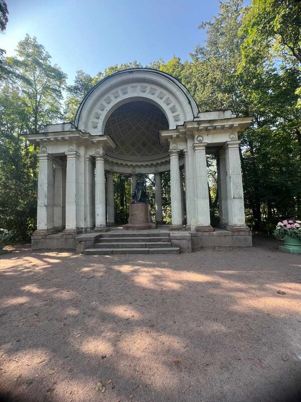 Павловский парк. Павильон Росси и в нем памятник императрице Марии Федоровне - Ирэн 