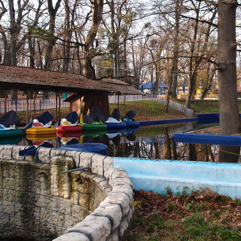 В осеннем парке - Александр Алексеев