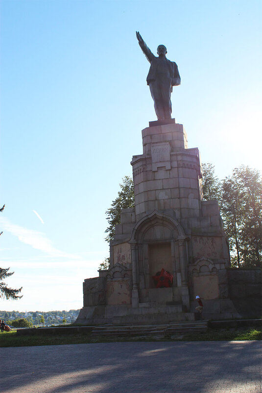 Памятник Ленину в Костроме - Любовь ***