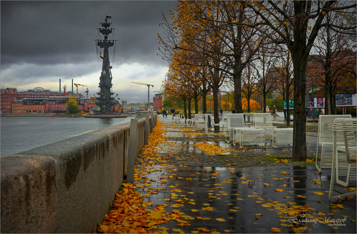 "Осень. Накануне ноября в большом городе"© - Владимир Макаров