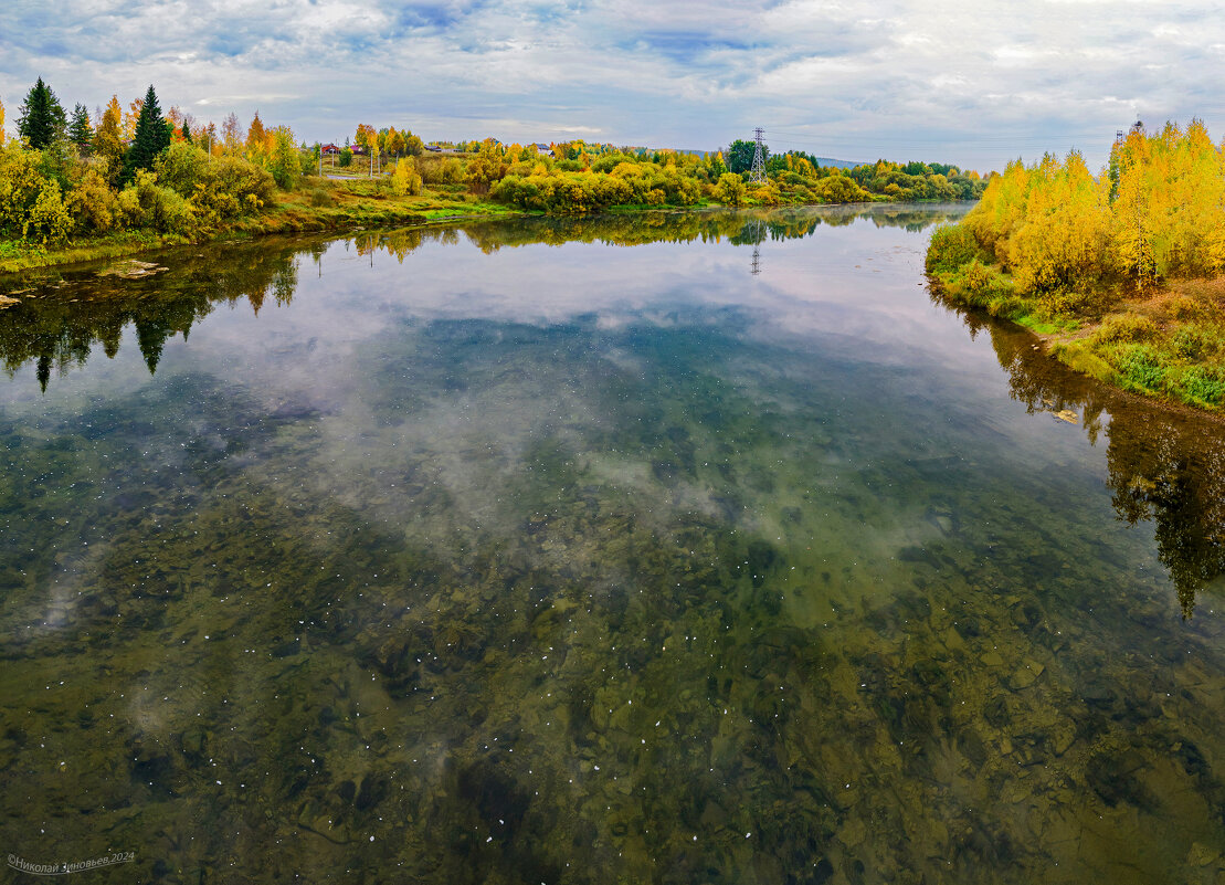 Река Ухта в сентябре, вода настолько прозрачная, что видно текстуру дна - Николай Зиновьев