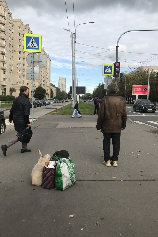 "Одинокий мужичок за пятьдесят, неухоженный. На тебя глаза недобрые косят все прохожие..." - zavitok *