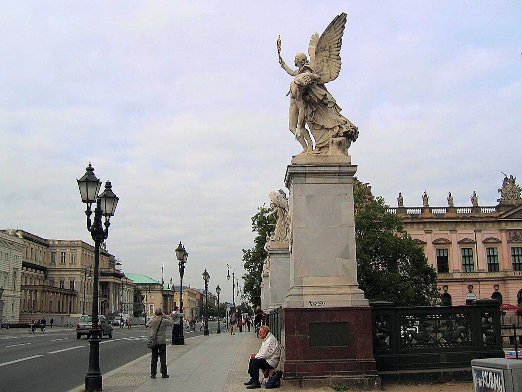 Унтер-ден-Линден.  Дворцовый мост в Берлине. - Ольга Довженко