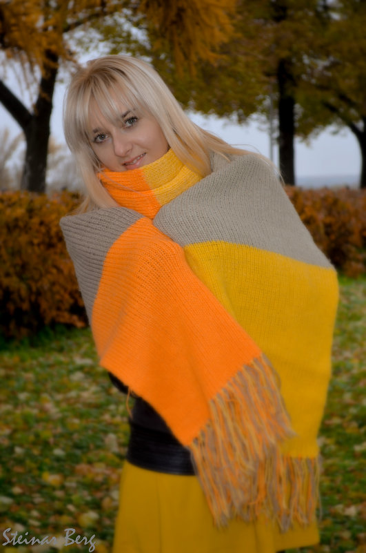 girl wearing a scarf in autumn - Steinar Berg 