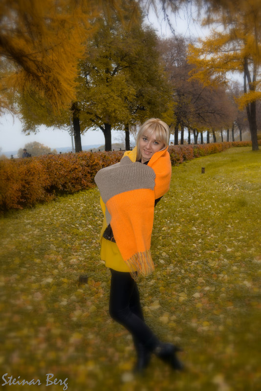 girl wearing a scarf in autumn - Steinar Berg 