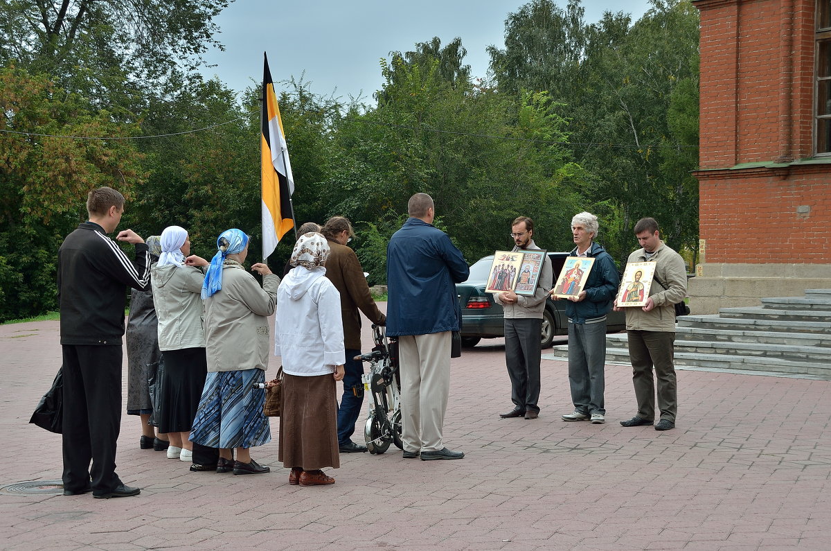 Пока в церкви орган молебен проходит на улице - Марк Э