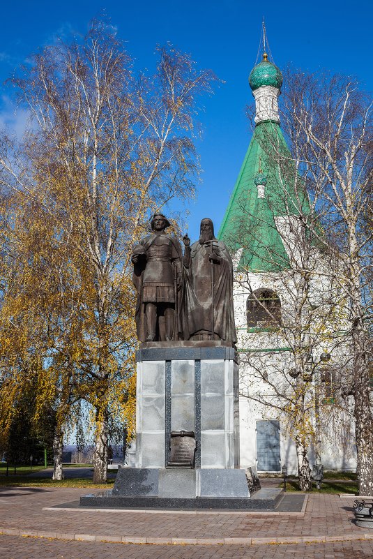 Н.Новгород. Памятник князю Георгию Всеволодовичу и наставнику его святителю Симону. - Максим Баранцев