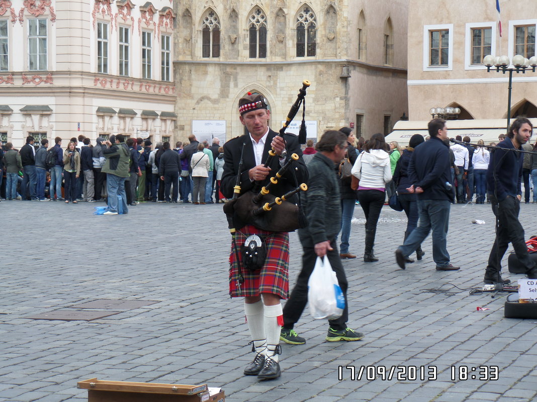 шотландец с волынкой в Праге - Григорий 
