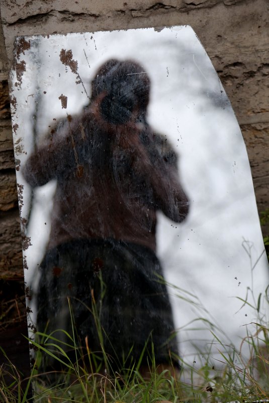 Отражение замёрзшего фотографа(т.е. моё)) в случайном зеркале на Петроградке))) - Елена Разумилова