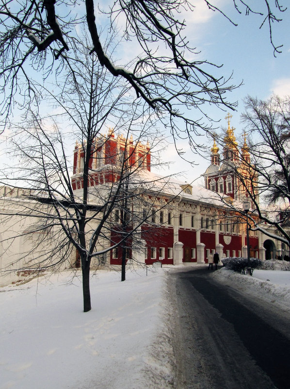 Южная стена.Вид на Преображенскую церковь от келий - Сергей Мягченков