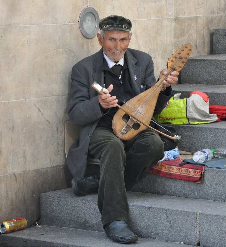 Уличный музыкант - Михаил 