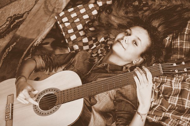 Девушка с гитарой - Полина Логинова
