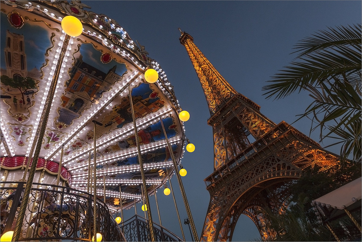 Карусель и Эйфелева башня( la tour Eiffel). - Юрий 