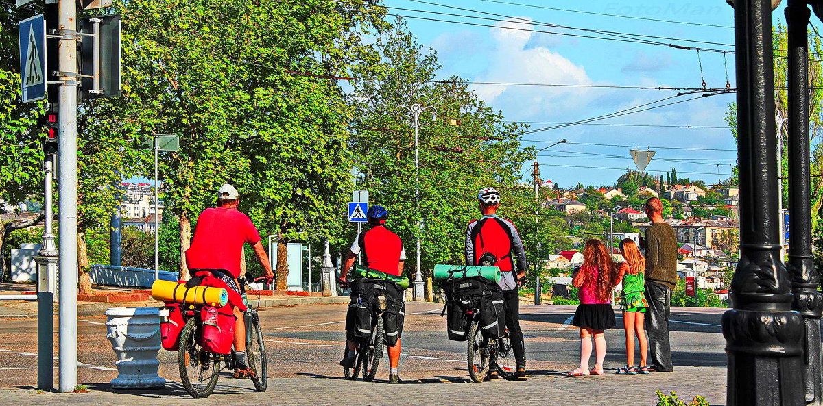 Велосипедисты ждут зелёный свет на переходе - Василий Антоненко