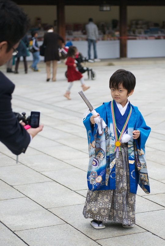 Мальчик в национальной одежде в японском храме - Sofia Rakitskaia