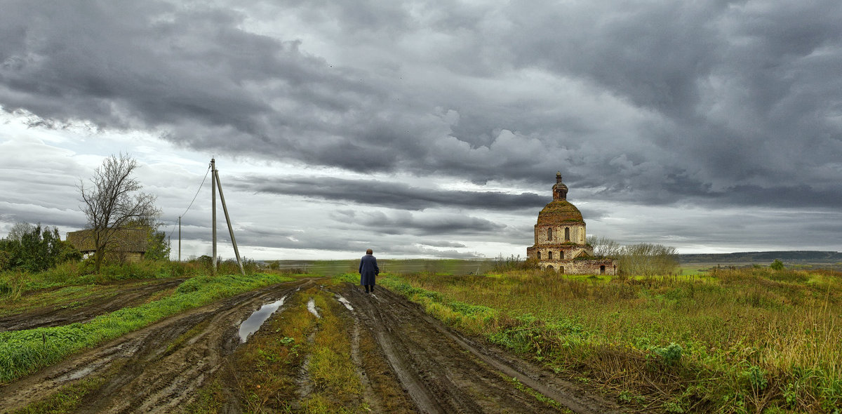 Позади храма