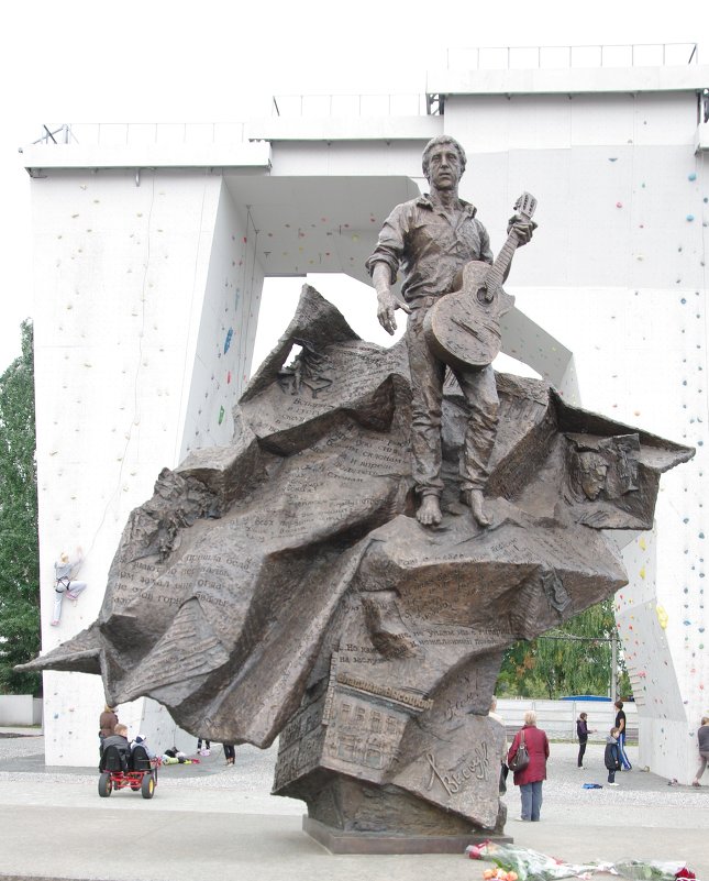 Харьков, памятник В. Высотскому - Леонид 