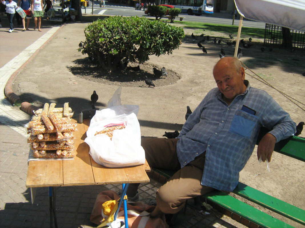 Буэнос-Айрес(Этот господин продает семена  для  людей, которые  кормят  птиц.) - Светлана 