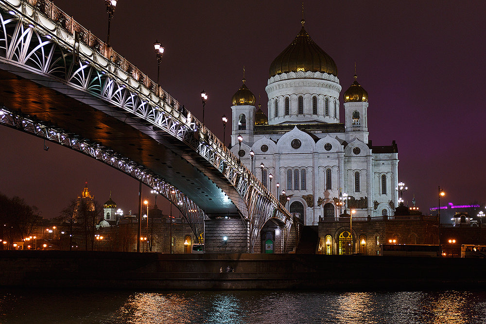 Площадь у храма Христа Спасителя