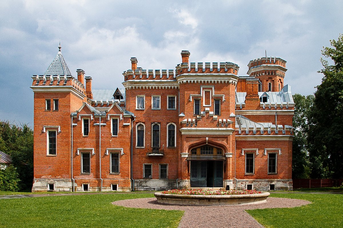 Фасад Замка принцессы Ольденбургской сохранился в более-менее приглядном виде - Дарья Казбанова