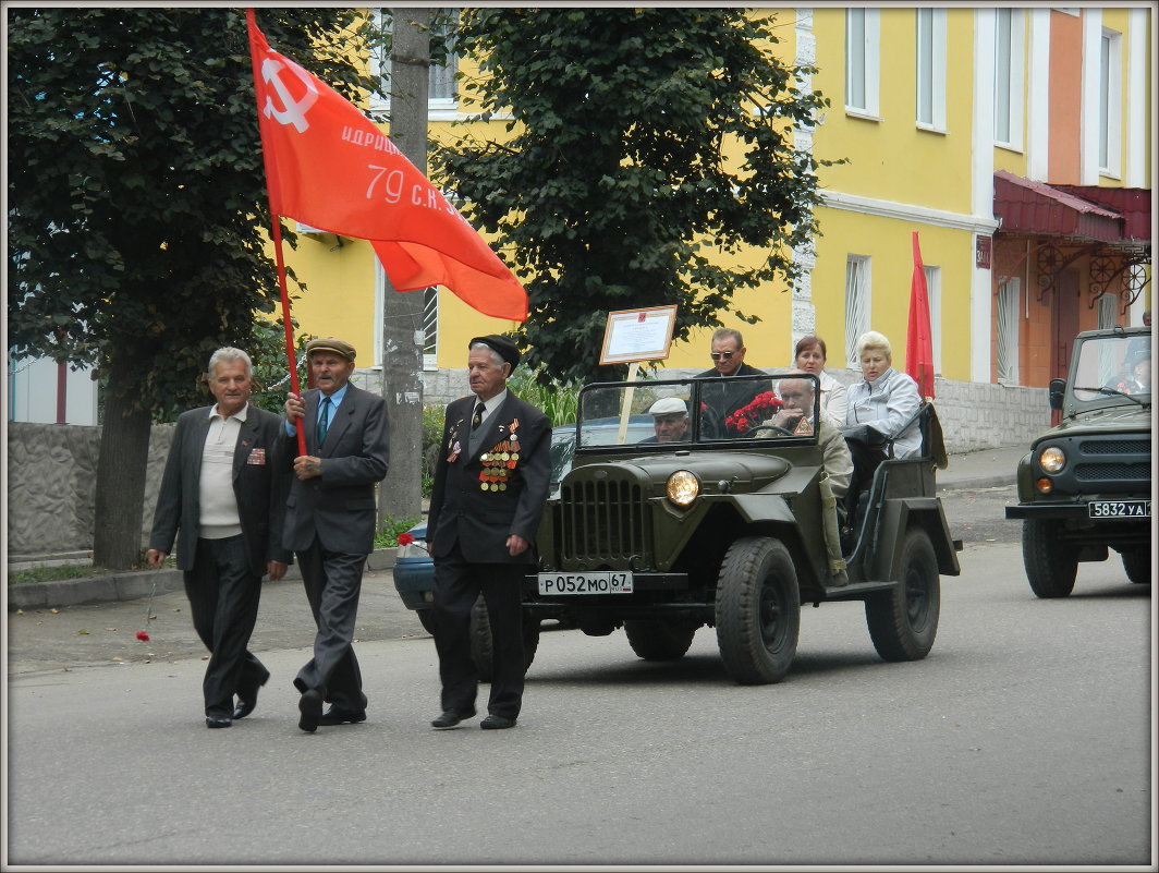 По главной улице... - Павел Галактионов