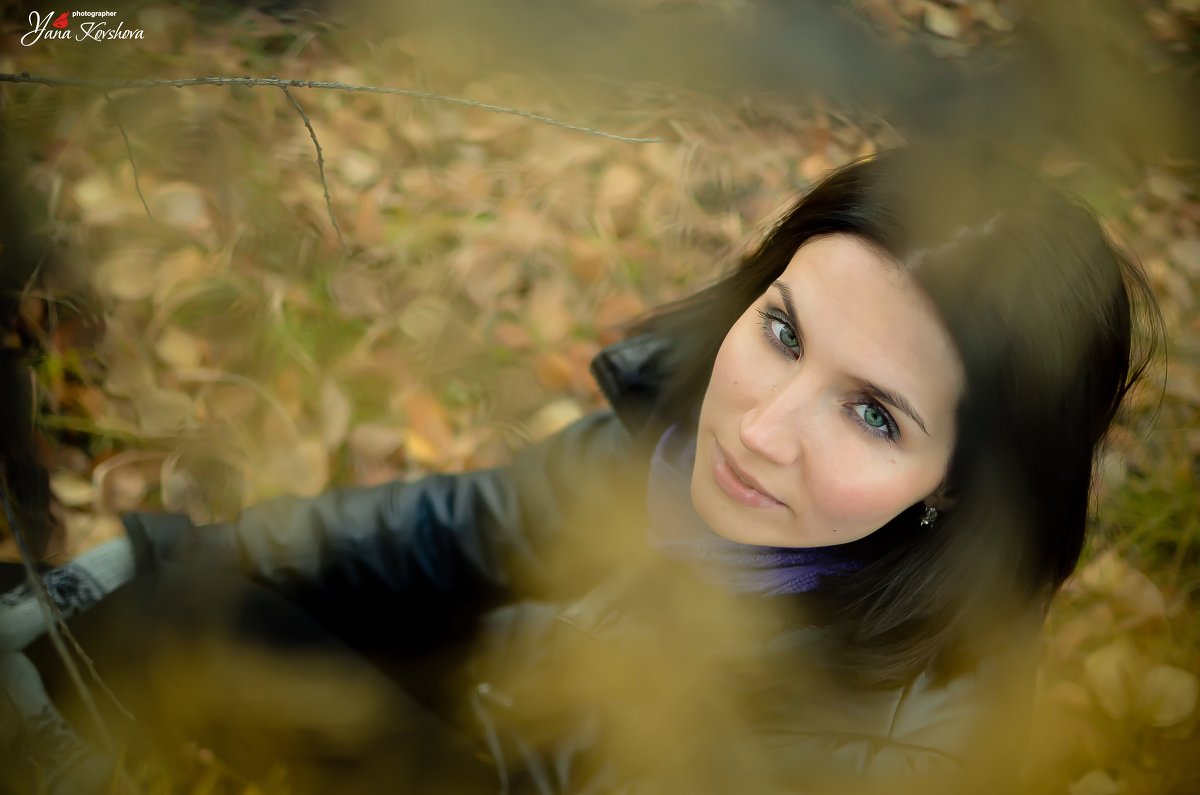 Девушка в осеннем лесу - Яна Ковшова