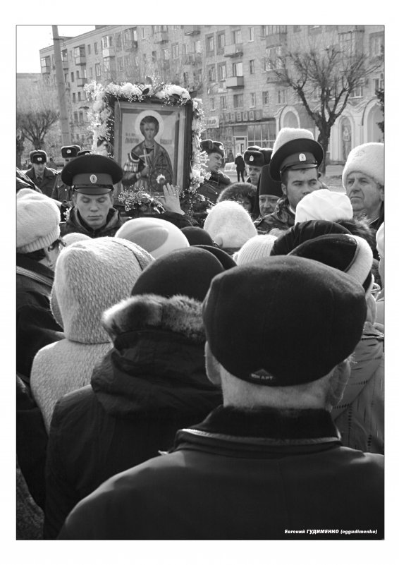 Перед иконой святого Дмитрия - Евгений Гудименко