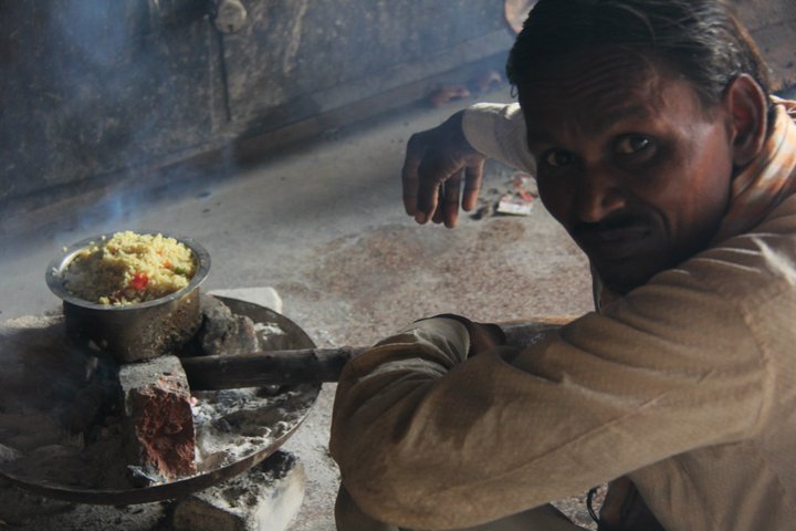 Poor man's lunch. Kolkata. India. - Eva Langue