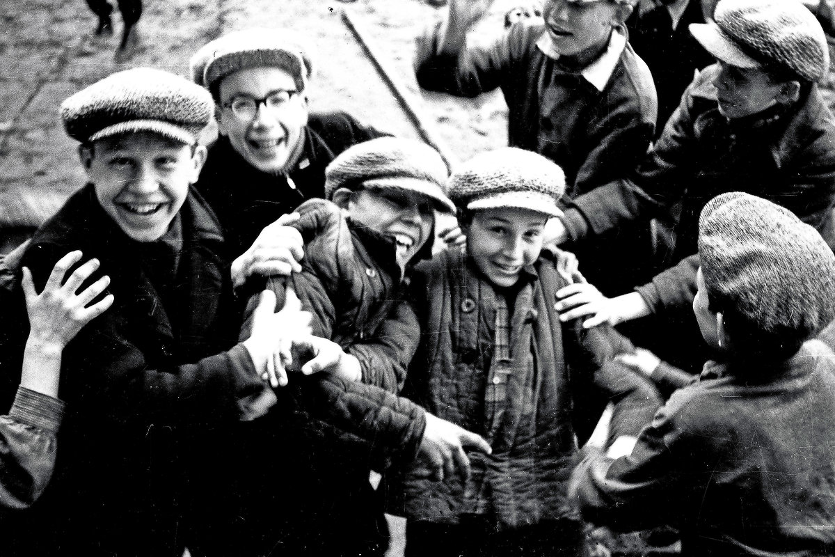 Архангельск, 1960 год, мне 13 лет, снимал на Зоркий-С. Ребята с нашего двора - Владимир Шибинский