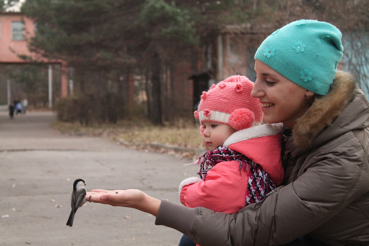 Жена с дочкой кормят птичку - Egor Shashkin
