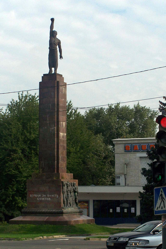 Памятник комсомольцам к 40-летию ВЛКСМ в Кишиневе - Леонид Плыгань