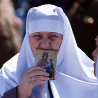 Монахиня и икона :: Владислав Чернов