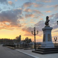 Памятник Дерябину на набережной ижевского пруда :: Сергей Чирков