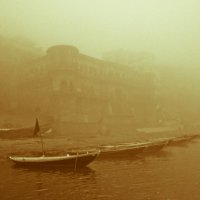 Foggy Varanasi :: Pekka Lakko