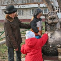 томск  У  ПАМЯТНИКА  СЧАСТЬЮ :: михаил пасеков