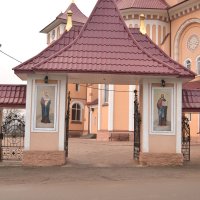 Вход на территорию церкви :: Christina Batovskaya