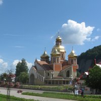 Храм в Яремче :: Виктор Сергеевич Конышев