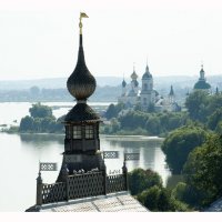 Вид с колокольни Ростовского кремля на озеро Неро :: Вера Ульянова