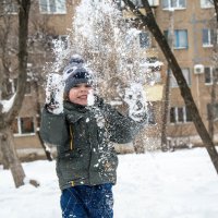 сынок и снег :: Андрей Коломейцев