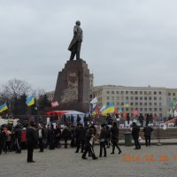 Харьков охраняет памятник :: Leonid 
