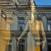 Эта женщина в окне в платье кремового цвета... :: Наталья Осипова(Копраненкова)