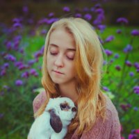 Девочка и кролик :: Марта Май