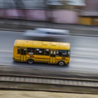 Стремительный желтый автобус :: Георгий Пичугин