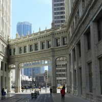 У арки здания Wrigley Building, Чикаго :: Юрий Поляков