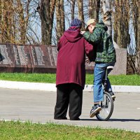 Спасибо за подарок бабушка...Но где же руль,переднее колесо и тормоза? :: Александр Зотов