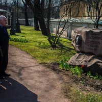 У могилы художника Шишкина И. И. :: Денис Бажан