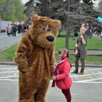 Мишка, Мишка, давай сфотографируемся, вон мамка с фотоаппаратом :: Владимир Анакин