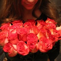 Руки девушки должны трястить от цветов,а не от нервов! :: Анастасия Скворцова