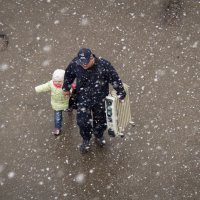 "Пошли, дочка, я как раз обогреватель купил!.." :: Павел Белоус