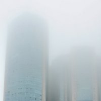 Туман и небоскреб... :: Зоя Авенировна Куренкова